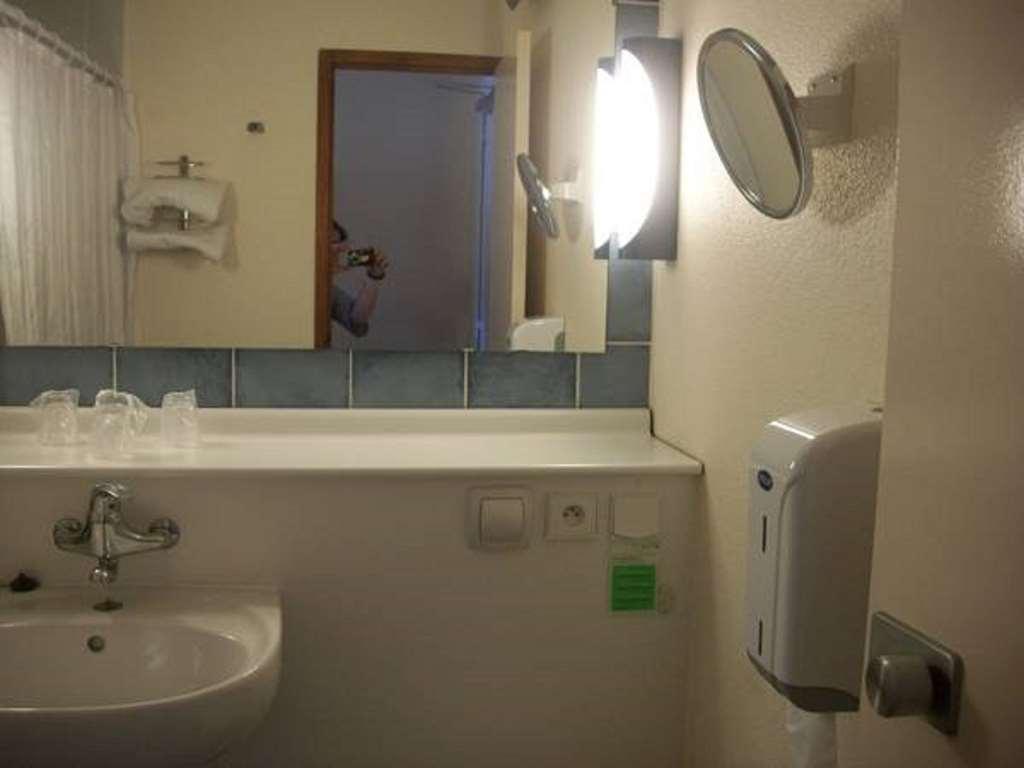 Kyriad Tarbes Bastillac Room photo