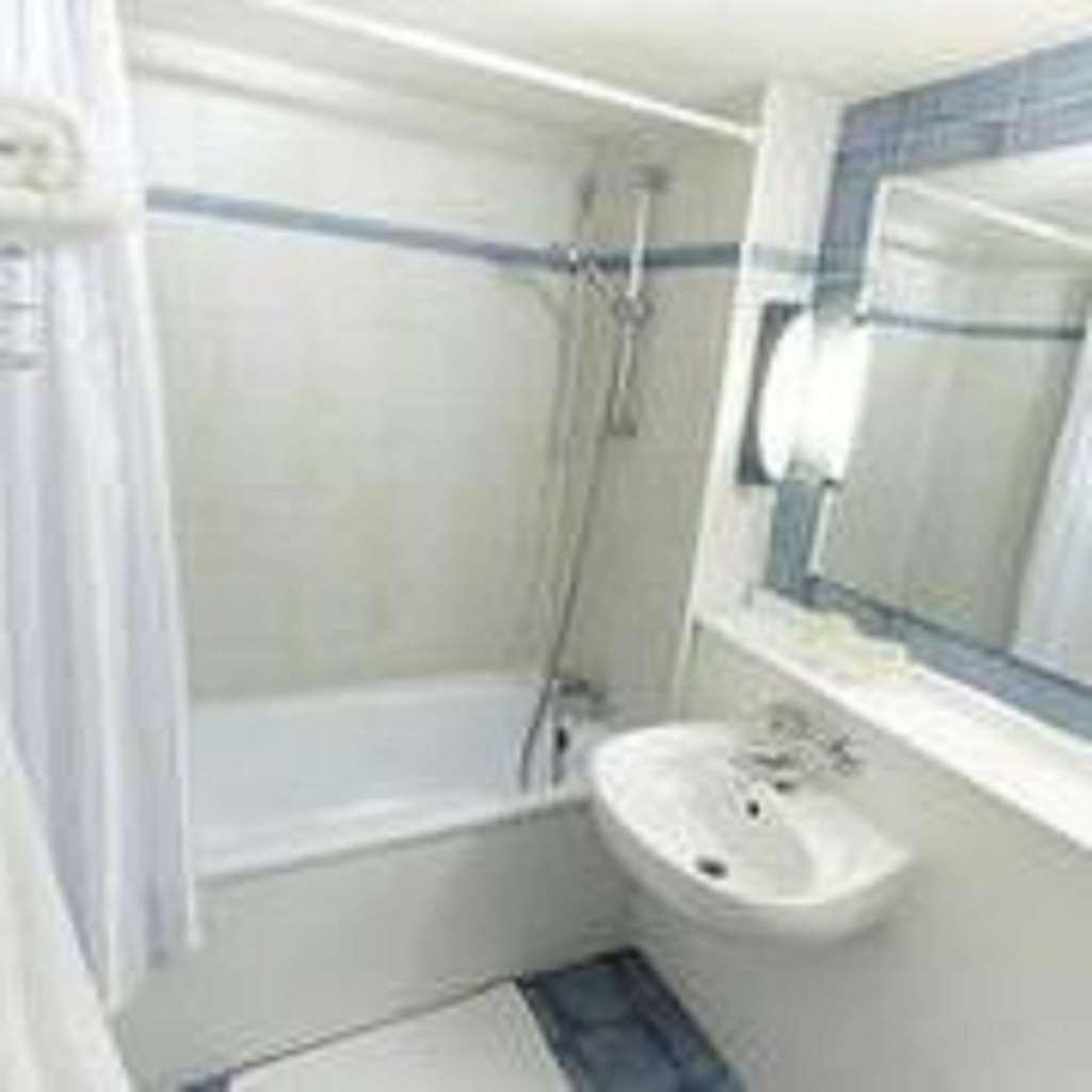 Kyriad Tarbes Bastillac Room photo
